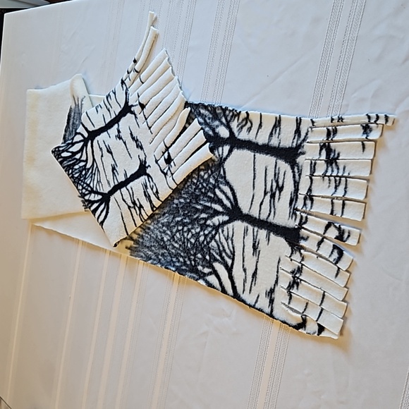 White and black tree woods scarf - Picture 2 of 2